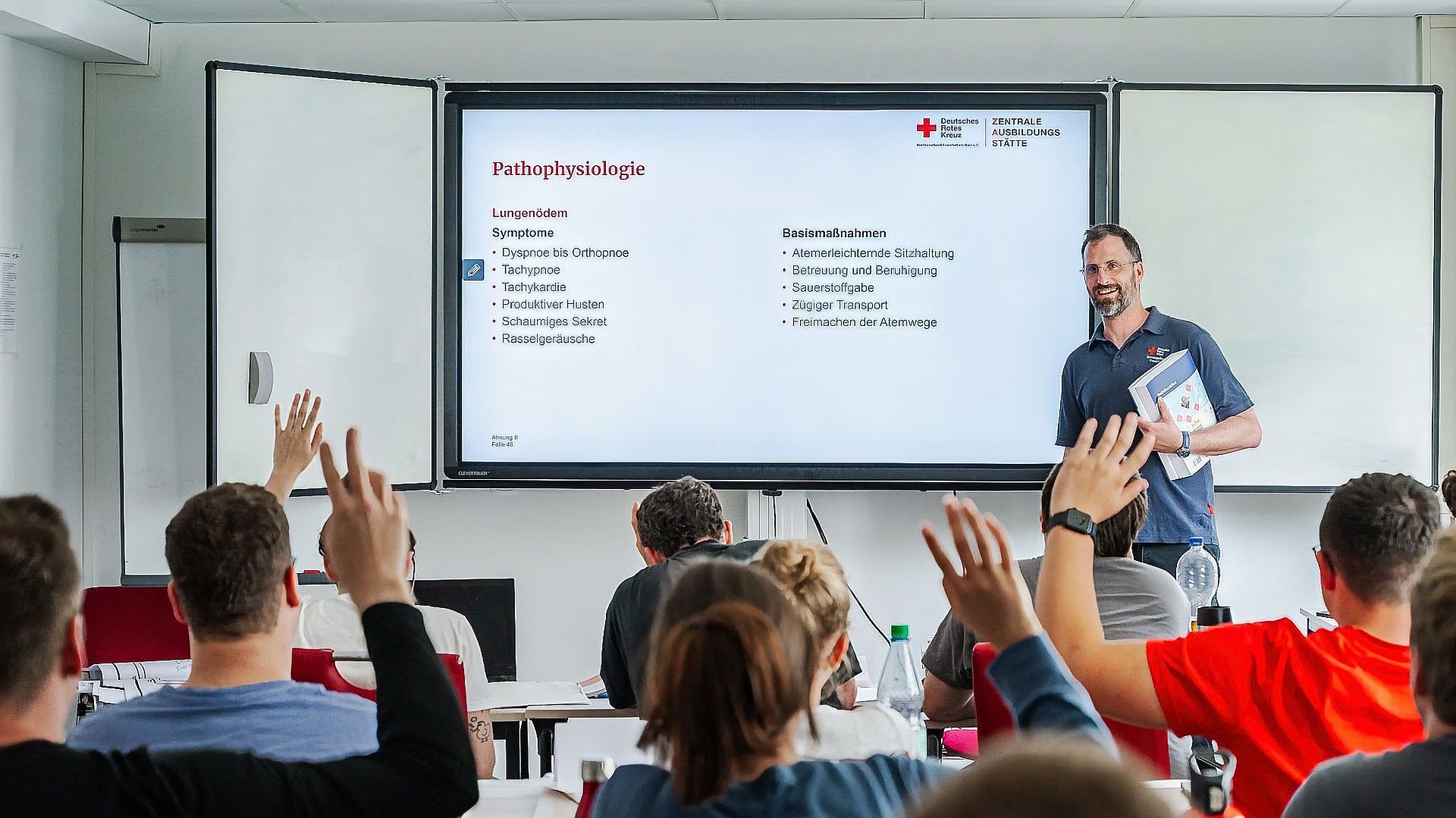 Auszubildende im Unterreicht zum*zur Notfallsanitäterin an der Rettungsdienstschule ZAS in Frankfurt.